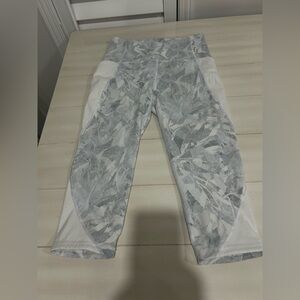 Lululemon crops size 8